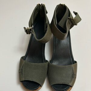 Women' Sorel size 9 Olive Sandals.